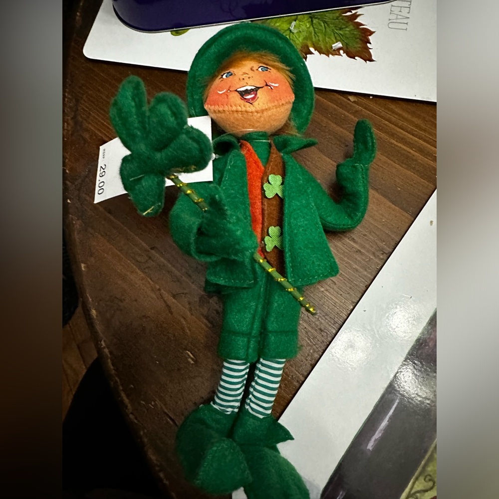 NWT Annalee 12" St Patrick’s Day Leprechaun with Shamrock - Picture 3 of 3